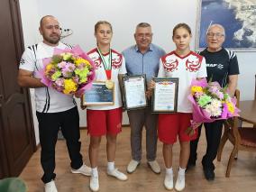 Золото Абу-Даби в Черноморском: Андрей Шатыренко принял юных чемпионок мира по ММА