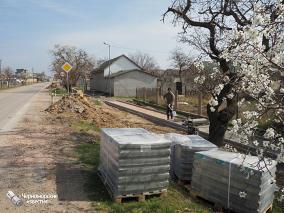 В селе Новосельское  благоустраивают тротуар