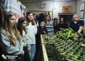 «Первые» приняли участие  в плетении маскировочных сетей