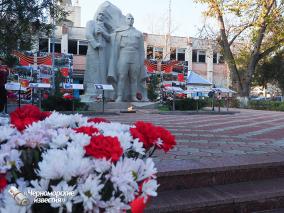 У Обелиска Славы в поселке Черноморское... 