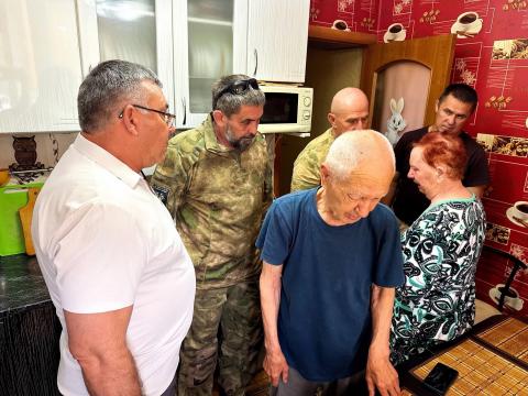 Руководители Черноморского района передали медаль родителям  погибшей Ирины Плахониной