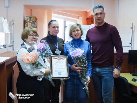 Работники налоговой службы  принимают поздравления