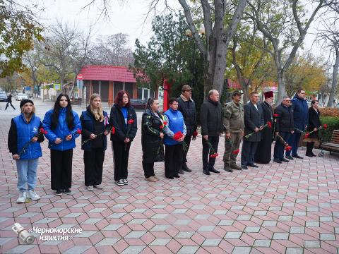 Имя твое неизвестно. Подвиг твой бессмертен...
