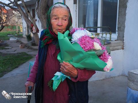 Жительницу поселка Черноморское  поздравили с 90-летием