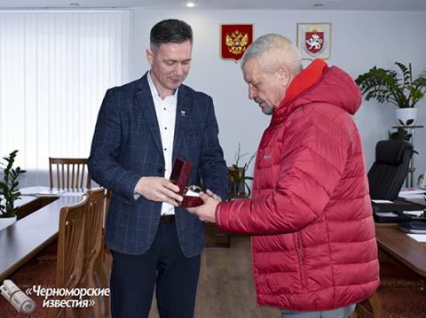 Герою России  вручили именные часы  от Главы Крыма