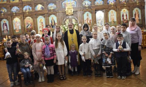 ВОСПИТАННИКИ ВОСКРЕСНОЙ ШКОЛЫ ПОДАРИЛИ ПРИХОЖАНАМ ХРАМА НАСТОЯЩИЙ ПРАЗДНИК  